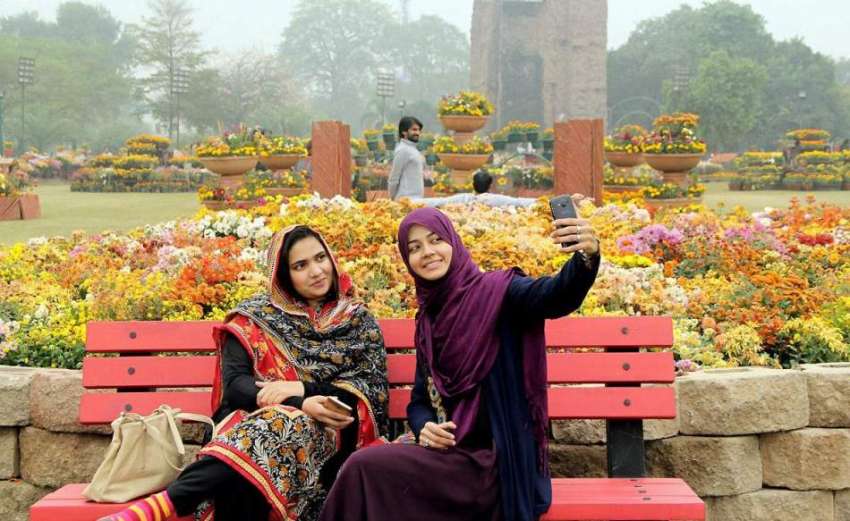 لاہور: جیلانی پارک میں گل داؤدی کی نمائش دیکھنے کے آئی لڑکیاں ..