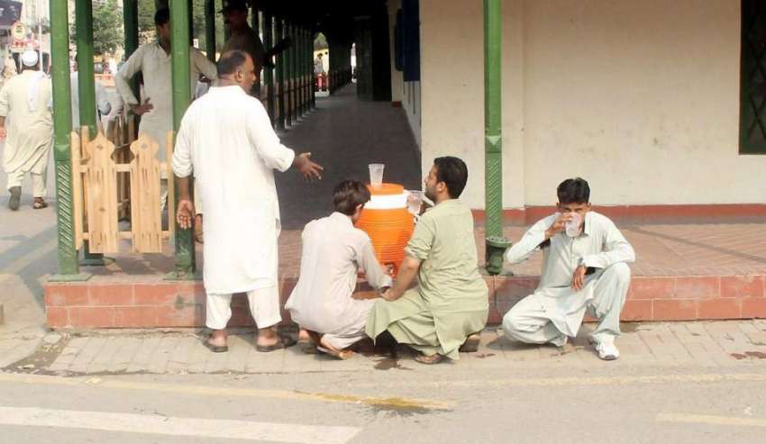 لاہور: ٹولنٹن مارکیٹ کے باہر رکھے کولر سے راہگیر پیاس بجھانے ..
