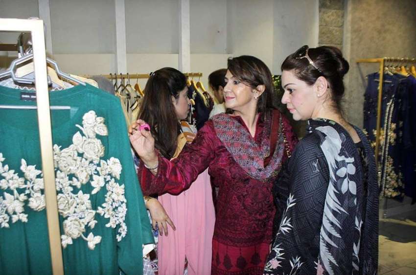 لاہور: عیدالفطر کی آمد کے سلسلہ میں خواتین ایک بوتیک سے کپڑے ..