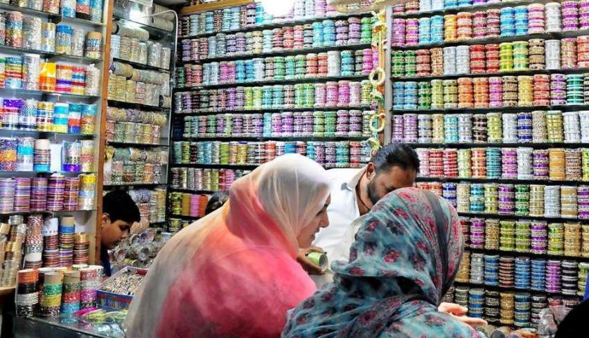 راولپنڈی: کمرشل مارکیٹ سے خواتین عید کی خریداری کر رہی ہیں۔