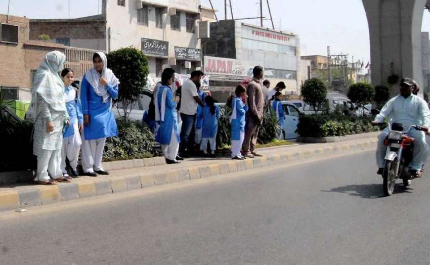 راولپنڈی: مری روڈ پر پیدل چلنے والوں کے لیے پل نہ بنائے جانے ..