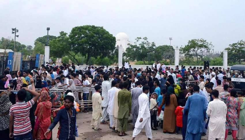کراچی: شہری بڑی تعداد میں مزار قائد کے اندر جانے کے لیے قطار ..