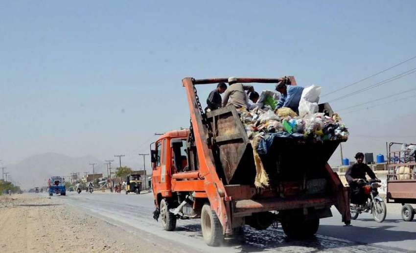 کوئٹہ: خانہ بدوش بچے کچرے سے بھری چلتی گاڑی سے کار آمد اشیاء ..