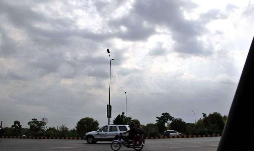 اسلام آباد: وفاقی دارالحکومت میں دن کے وقت چھائے بادلوں ..