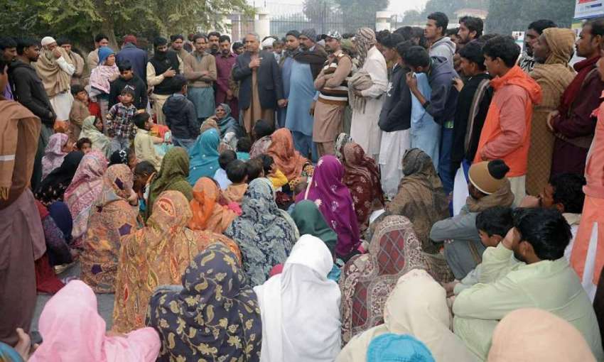 فیصل آباد: بھٹہ مزدور اپنے بیوی بچوں کے ہمراہ ڈی سی آفس کے ..