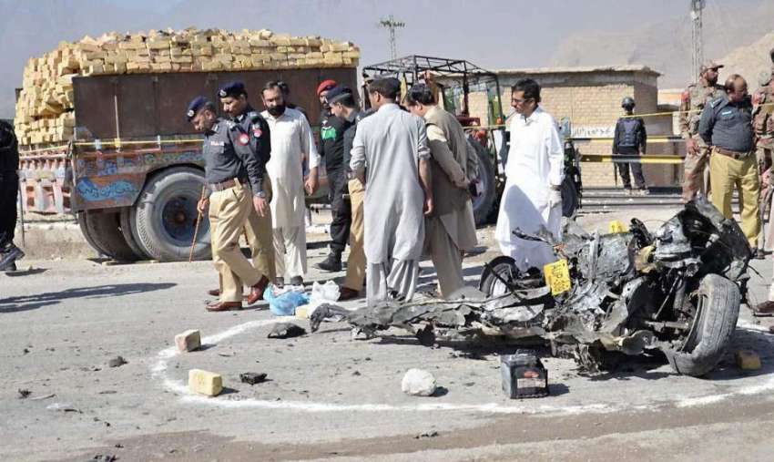 کوئٹہ: قائمقام آئی جی پولیس اور ڈی آئی جی بم دھماکے کے مقام ..