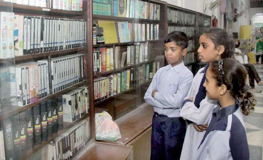 لاہور: چلڈرن کمپلیکس میں بچے لائبریری میں پڑی کتابیں دیکھ ..