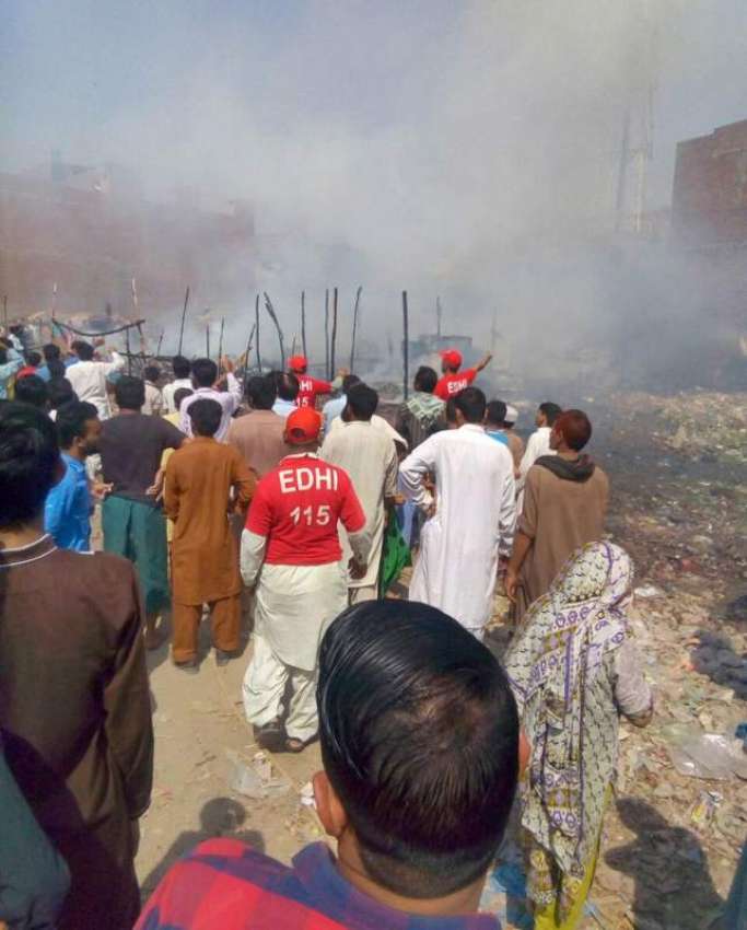 لاہور: بند روڈ کے قریب قائم جھگیوں میں آتشزدگی کے بعد دھواں ..