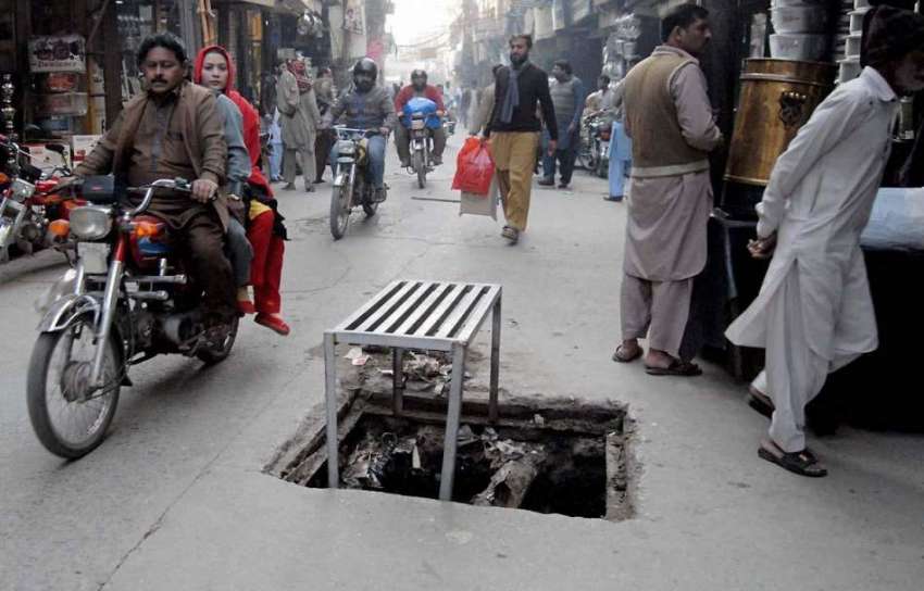 راولپنڈی: صرافہ بازار میں کھلے مین ہول کے پاس سے شہری گزر ..