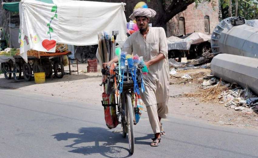 لاہور: ایک محنت کش سائیکل پر گھریلو استعمال کی اشیاء فروخت ..