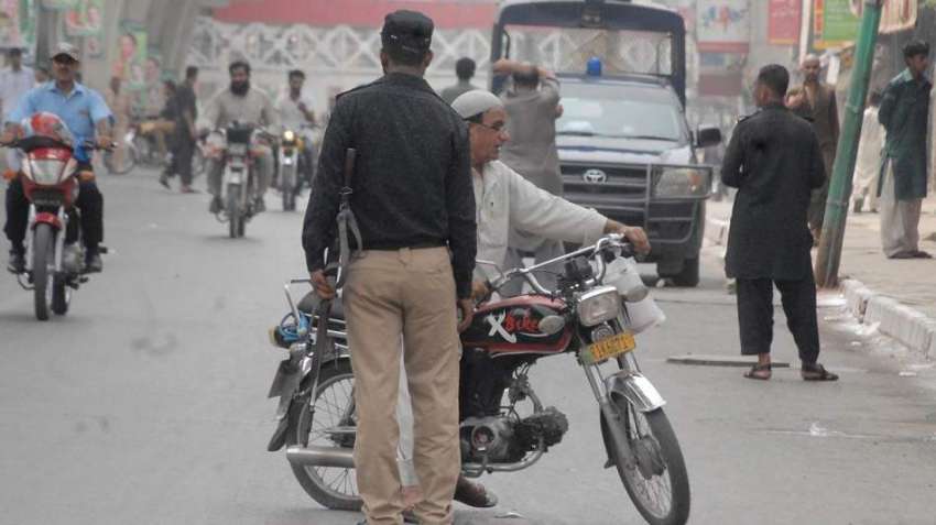 راولپنڈی: مسلم لیگ ن کی ریلی کے باعث ایک موٹر سائیکل سوار ..