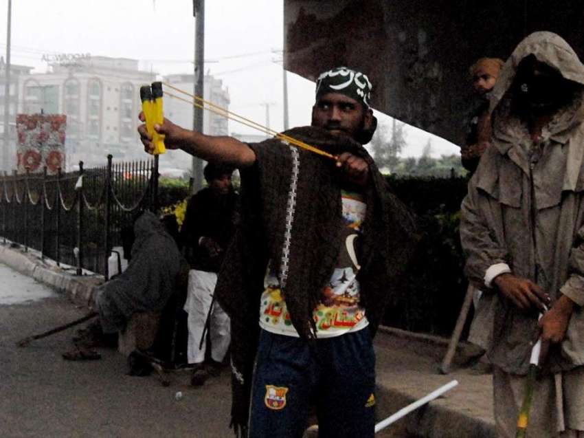 راولپنڈی: ختم نبوت لانگ مارچ میں شریک ایک شخص غلیل اٹھائے ..