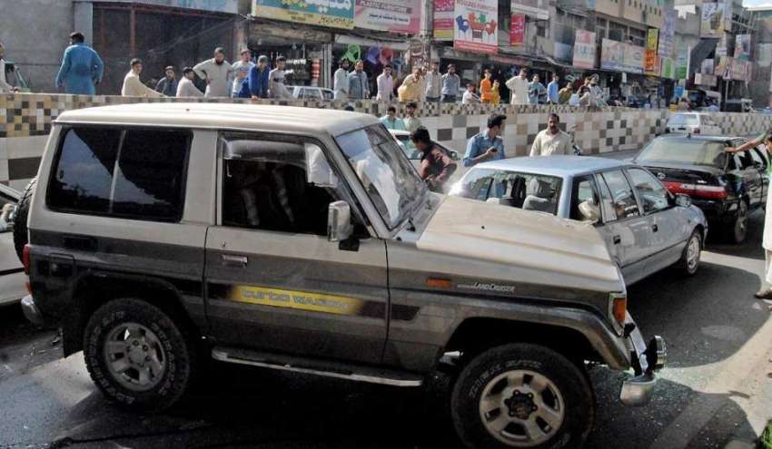 راولپنڈی: کمیٹی چوک انڈر پاس حادثے کا شکار گاڑیوں کا پولیس ..