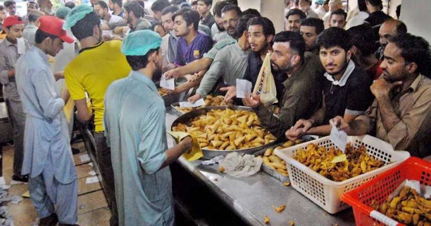 راولپنڈی: مری روڈ پر شہری افتاری کے لیے پکوڑے سموسے خرید ..