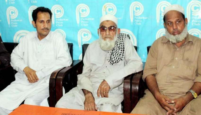 پشاور: شہری عبدالرحیم خان قبضہ گروپ کے خلاف پریس کانفرنس ..