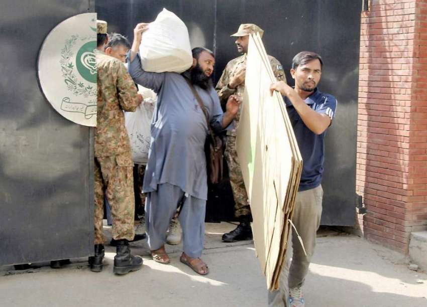 لاہور: پولنگ سٹاف حلقہ این اے120کے ضمنی انتخابات کے لیے پولنگ ..