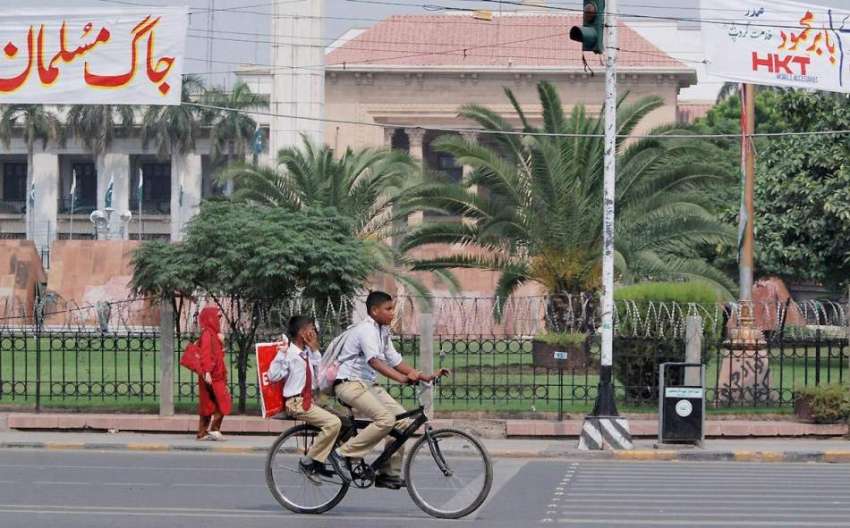 لاہور: سائیکل سوار طالبعلم سکول سے چھٹی کے بعد واپس گھر جا ..