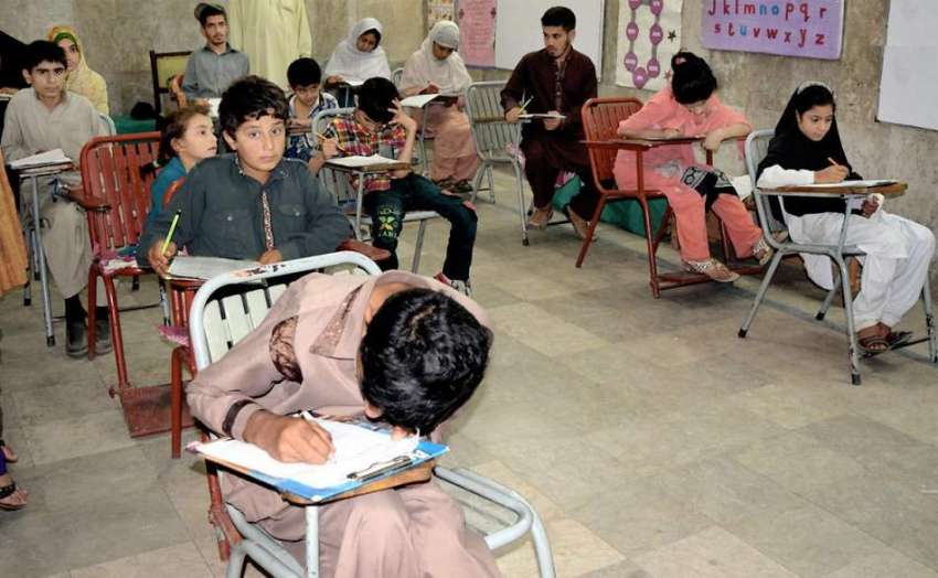 مظفر آباد: المصطفیٰ سنٹر آف ہوپ میں خصوصی بچے امتحانی پرچہ ..