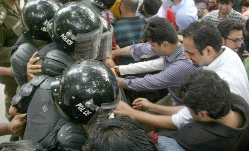 لاہور: ینگ ڈاکٹرز پولیس کو پیچھے دھکیل کر جی او آر کی طرف ..