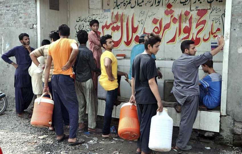 لاہور: پانی کی قلت کے باعث شہری واٹر فلٹریشن پلانٹ سے پینے ..