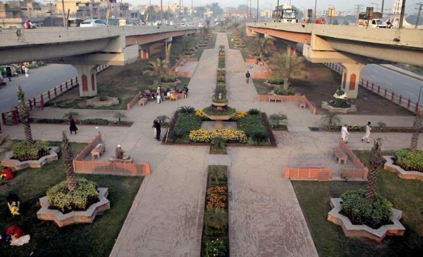 لاہور: آزاد ی انٹر چینج کے درمیان بنے پارک کا خوبصورت منظر۔