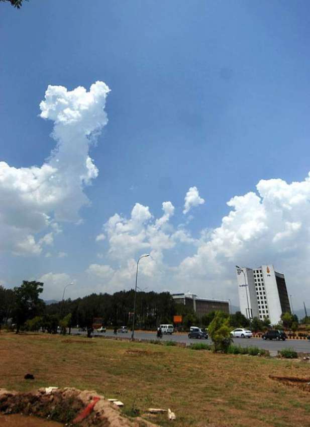 اسلام آباد: وفاقی دارالحکومت میں دن کے وقت آسمان پر چھائے ..