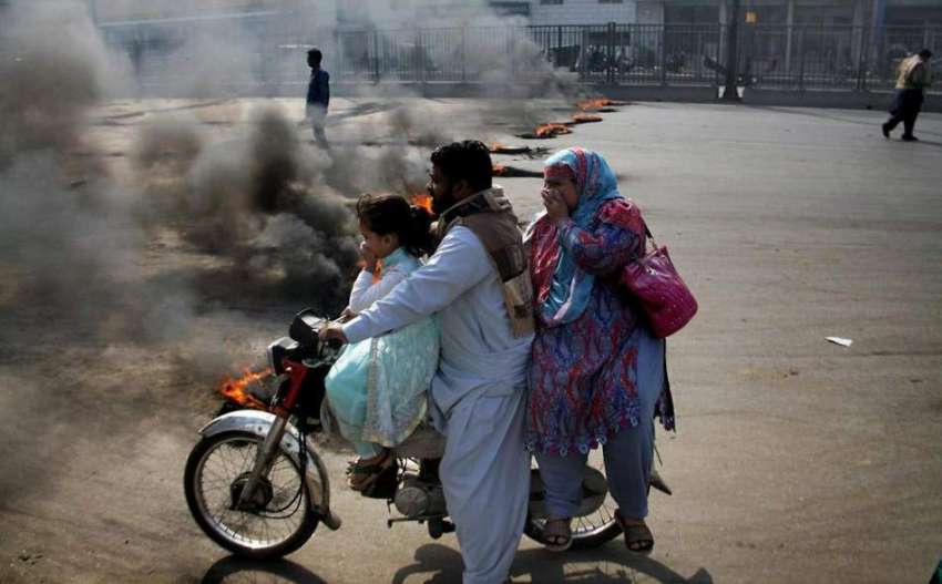 لاہور: ایک موٹر سائیکل سوار فیملی مذہبی جماعت کے کارکنوں ..