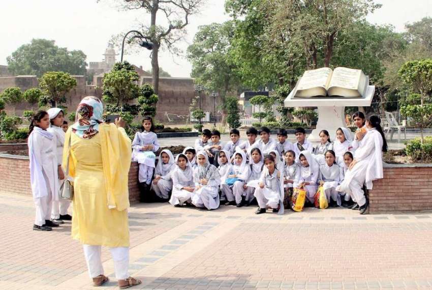 لاہور: ایک سکول ٹیچر گریٹر اقبال پارک میں سیرو تفریح کے لیے ..