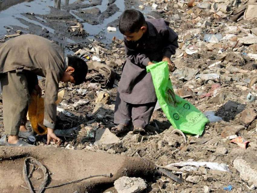 راولپنڈی: خانہ بدوش بچے کچرے سے کارآمد اشیاء تلاش کر رہے ..