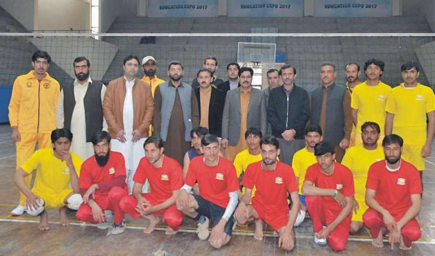 پشاور: گورنر فاٹا یوتھ فیسٹیول کے موقع پر والی بال مقابلوں ..