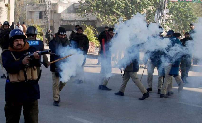 اسلام آباد: پولیس اہلکار مظاہرین کو منتشر کرنے کے لیے آنسو ..
