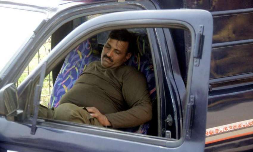 لاہور: پولیس اہلکار دوران ڈیوٹی گاڑی میں نیند پوری کر رہا ..