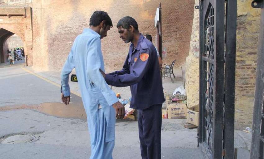 لاہور: بادشاہی مسجد کے داخلی دروازے پر سیکیورٹی اہلکار شہری ..