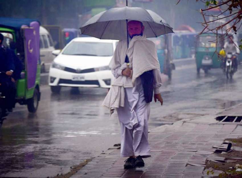 پشاور: صوبائی دارالحکومت میں ہونیوالی بارش سے بچنے کے لیے ..