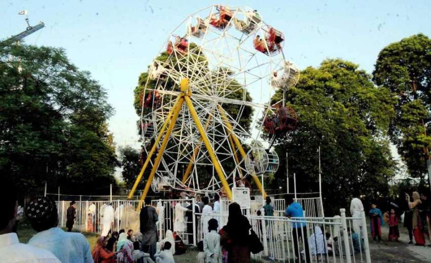 راولپنڈی: عید کے چوتھے دن نواز شریف پارک شہری جھولوں سے لطف ..
