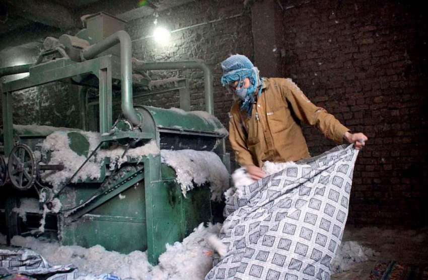 پشاور: سردی کی آمد کے موقع پر محنت کش رضائیاں بنانے کے لیے ..