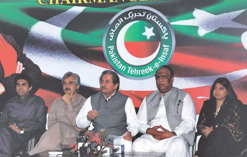لاہور: تحریک انصاف کے سیکرٹری اطلاعات شفقت محمود دیگر کے ..