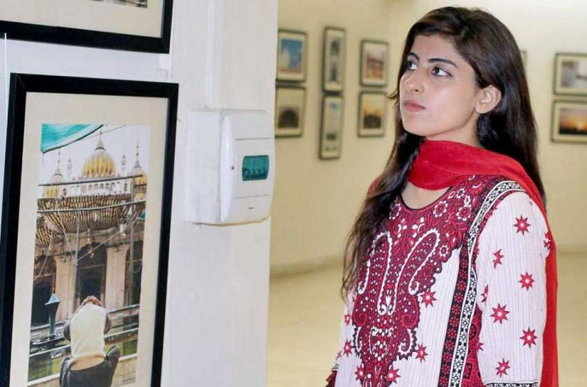 لاہور: الحمراء ہال میں ایک لڑکی تصویری نمائش دیکھ رہی ہے۔
