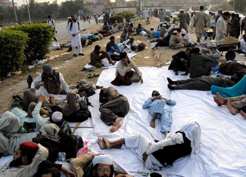 راولپنڈی: فیض آباد میں ختم نبوت لانگ مارچ کے شرکاء آرام کر ..