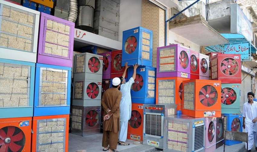 راولپنڈی: دکاندار فروخت کے لیے ایئر کولر ترتیب کے رکھ رہا ..