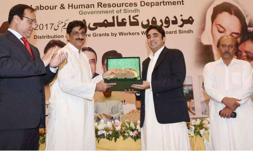 کراچی: وزیر اعلیٰ ہاؤس میں محکمہ محنت و انسانی وسائل کے ورکرز ..