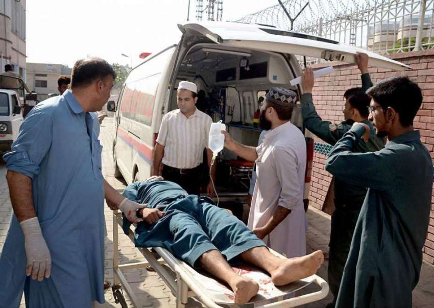 اٹک: ٹریفک حادثے میں شدید زخمیوں کو راولپنڈی منتقل کیا جا ..
