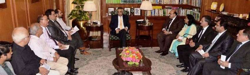 کراچی: گورنر سندھ محمد زبیر گورنر ہاؤس میں کنزیومر ایسوسی ..