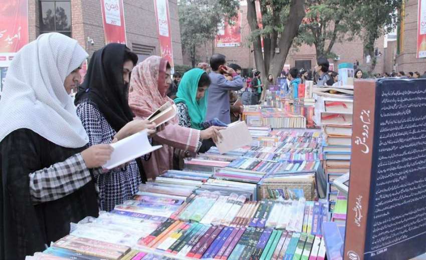 لاہور: الحمراء میں جاری فیض انٹر نیشنل فیسٹیول میں لگے سٹال ..