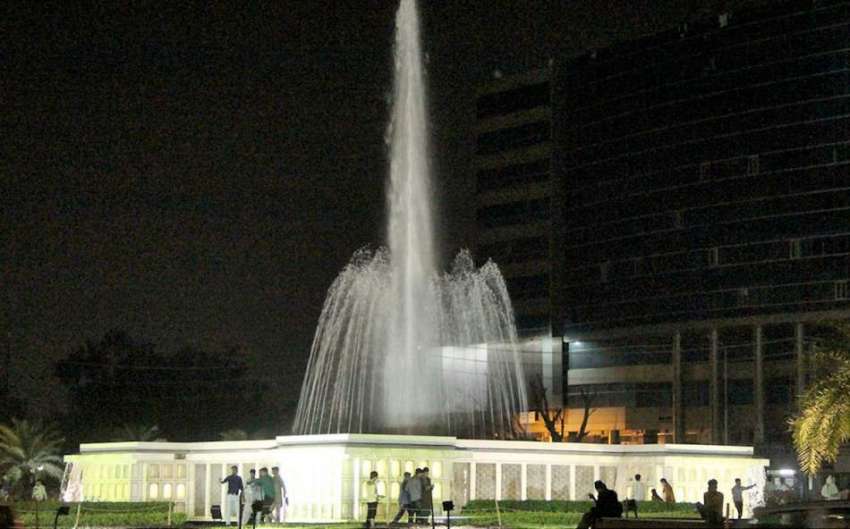 لاہور: لبرٹی چوک میں نصب فوارے کا رات کے وقت خوبصورت منظر۔