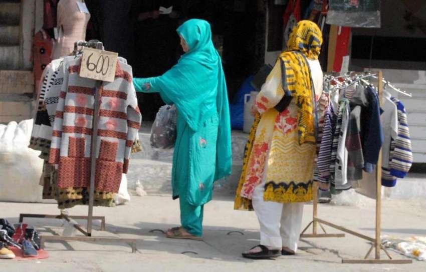 راولپنڈی: خواتین ہفتہ وار جمعہ بازار سے گرم کپڑوں کی خریداری ..