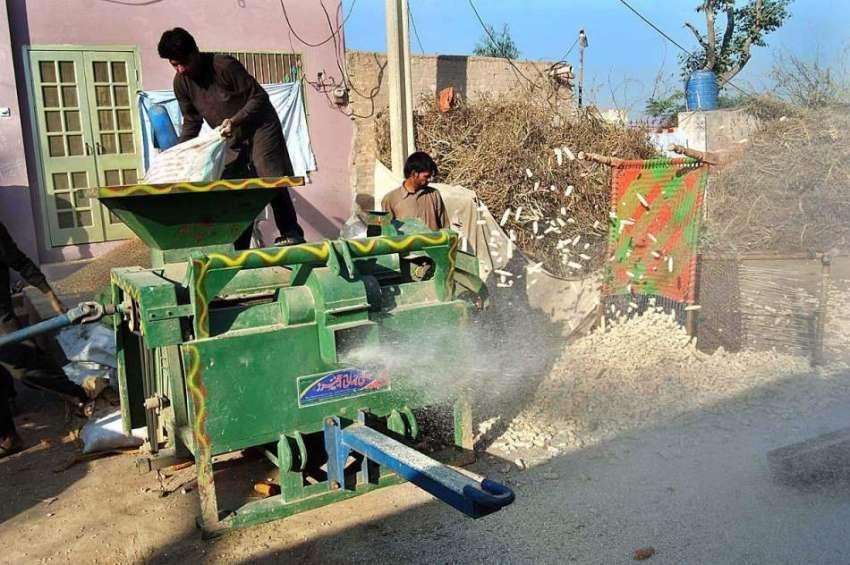 فیصل آباد: کسان روزمرہ کام میں مصروف ہیں۔