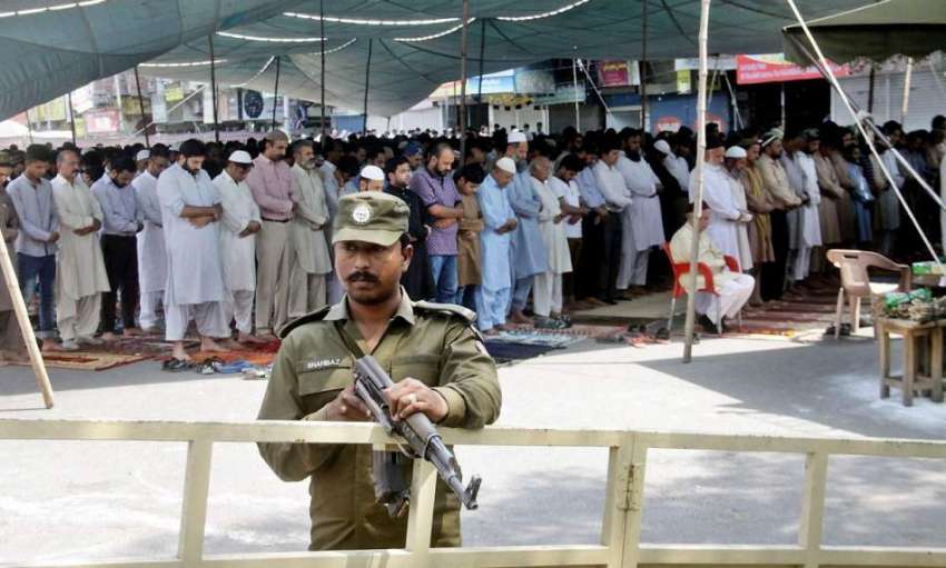 لاہور: مسجد شہداء میں نماز جمعہ کی ادائیگی کے موقع پر پولیس ..