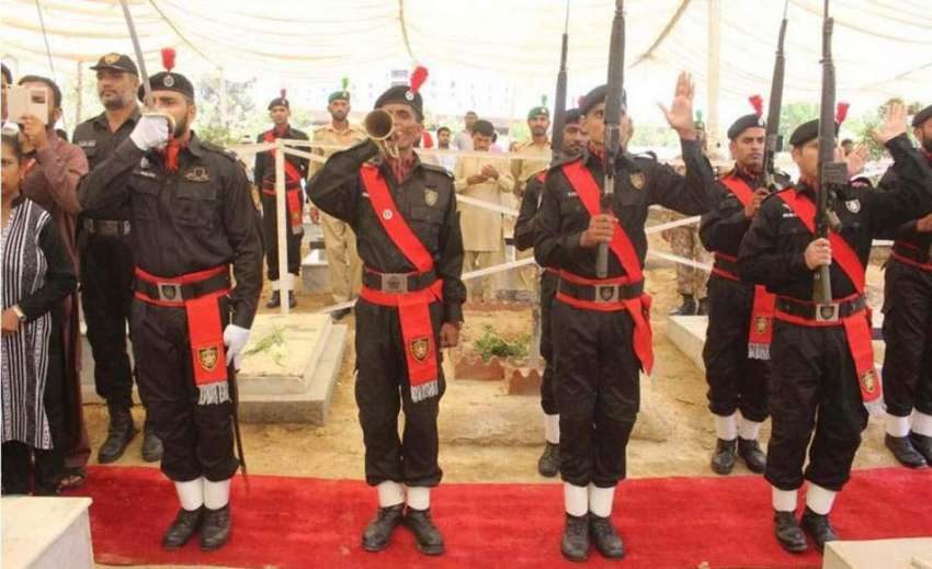 کراچی: اسپیشل سیکیورٹی یونٹ کے رسمی دستے گورا قبرستان میں ..