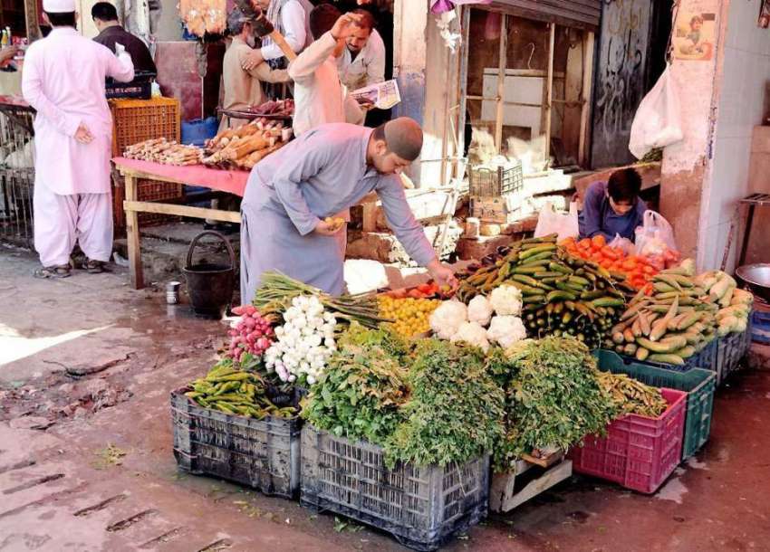 کوئٹہ: سبزی مارکیٹ میں ایک شہری افطاری کے لیے لیموں خرید ..